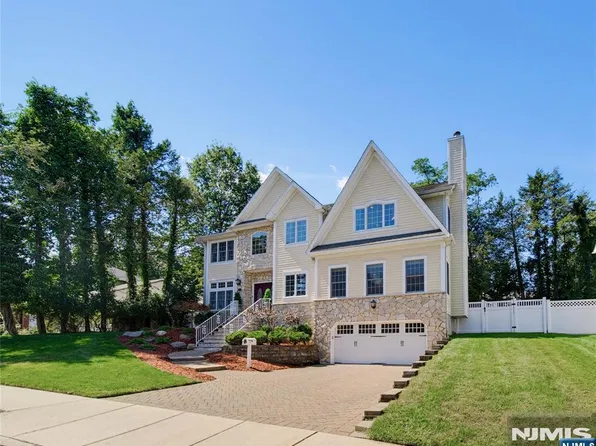 52 Robinhood Avenue, Closter, NJ 07624