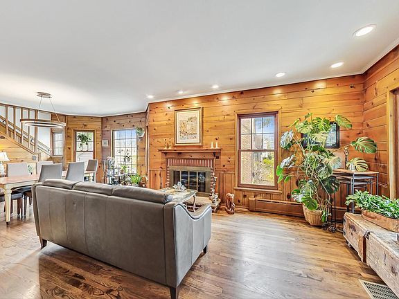 5th image of 943 Forest Ave