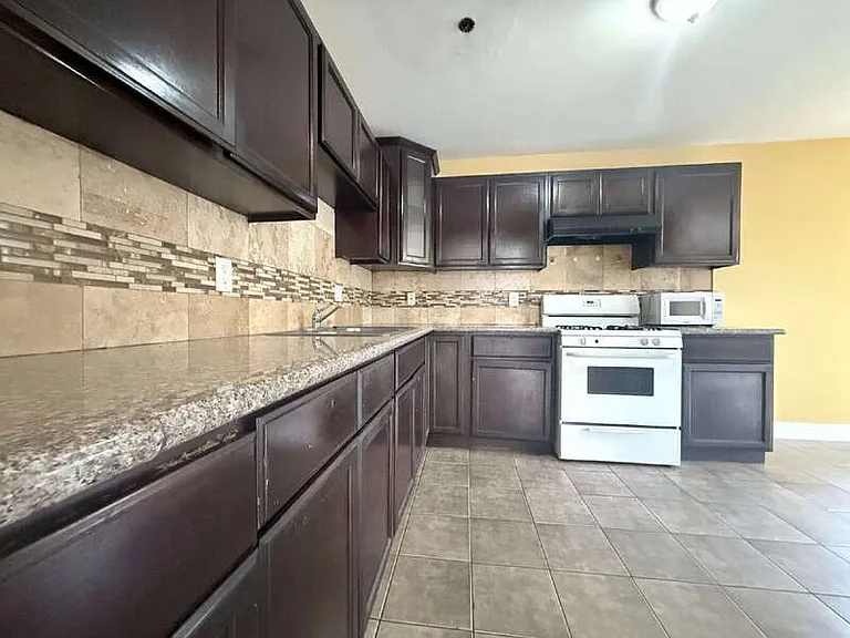 9011 Orchard Ave — Photo 6