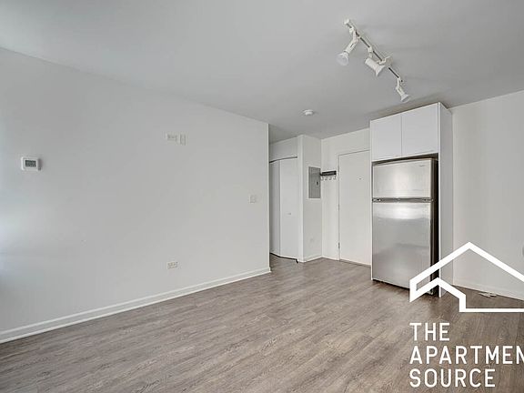 3rd image of 940 W Winona St #309