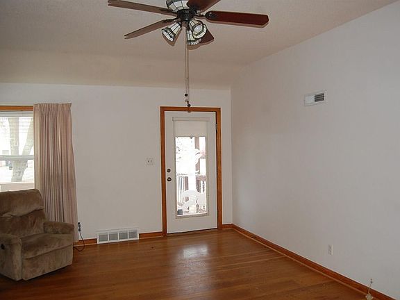 3rd image of 116 W 24th Ave