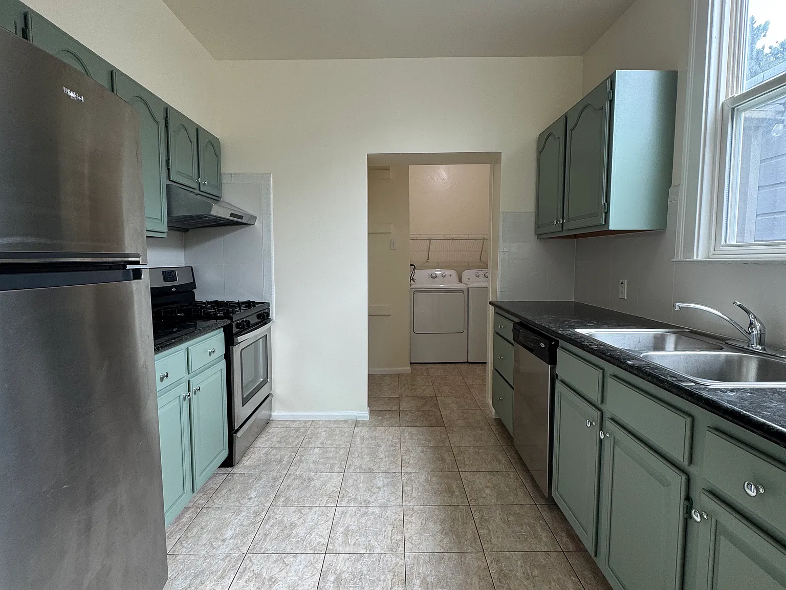 3 bed, 1.5 bath, 1720 sqft, $8,995 — Photo 4