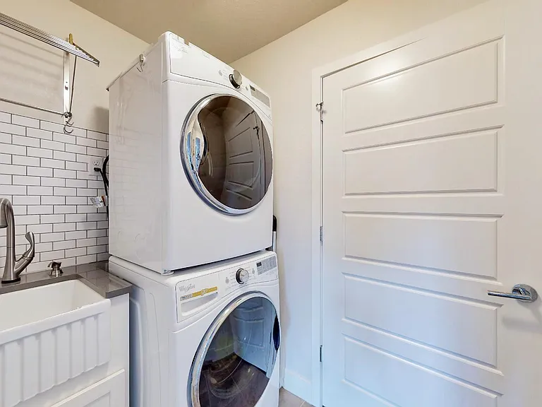 1061 Johnson Ln — Photo 14