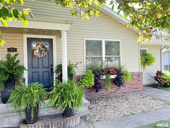 3rd image of 104 Circle Dr