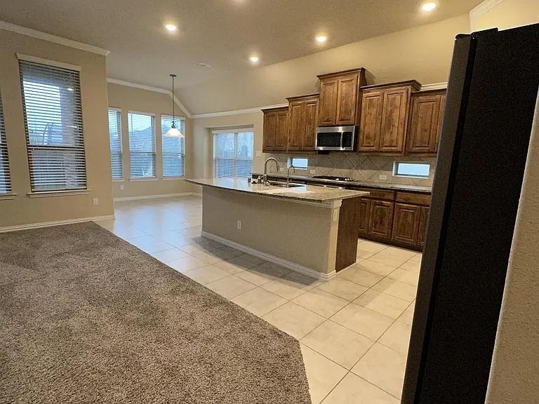 700 Feathering Way — Photo 4