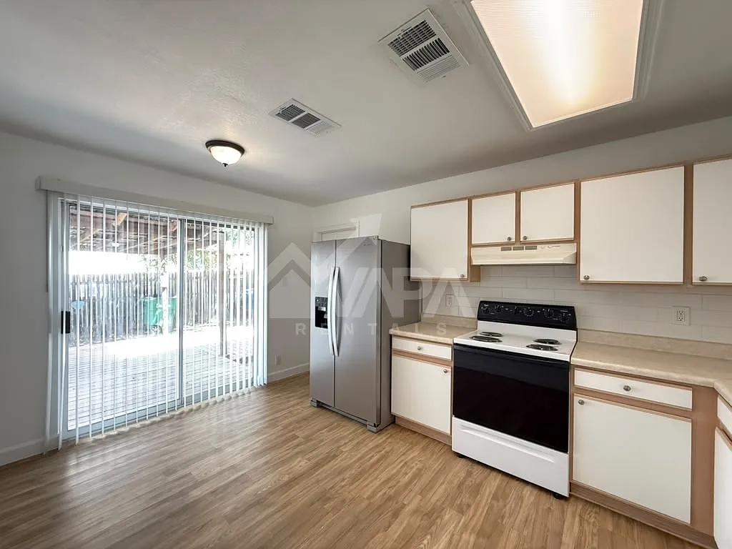 3 bed, 2.5 bath, 1369 sqft, $2,100 — Photo 3