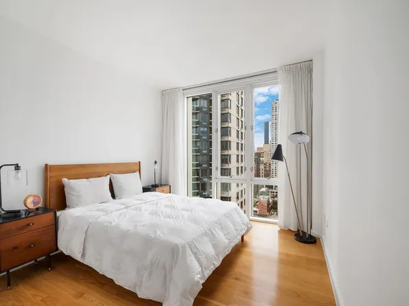 301 East 61st Street image 9 of 15