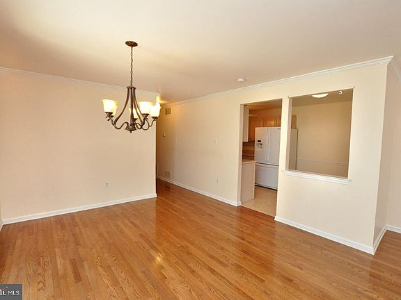 3rd image of 701 Sweetwater Dr