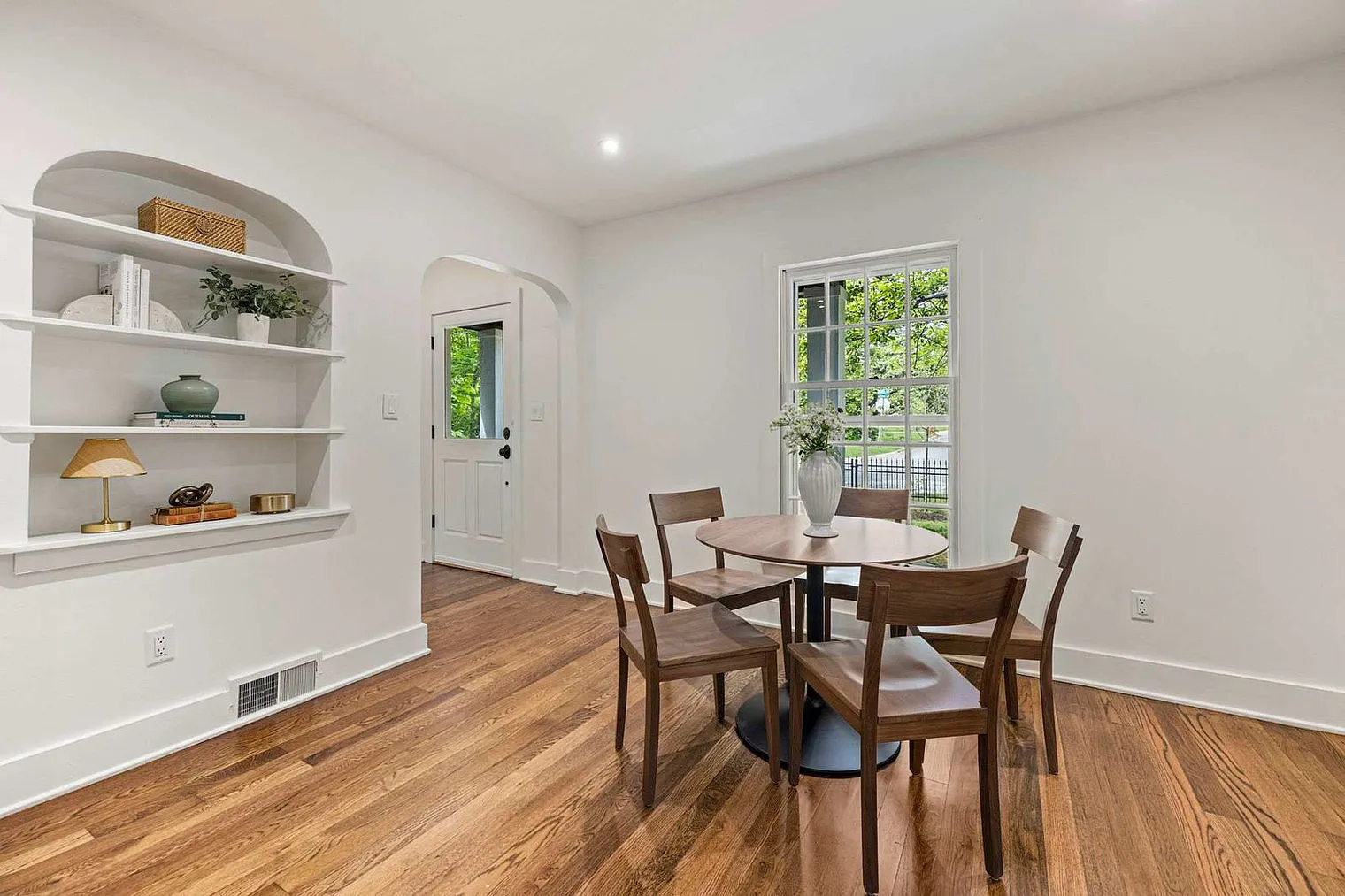 5 bed, 3.0 bath, 3422 sqft, $6,842 — Photo 4