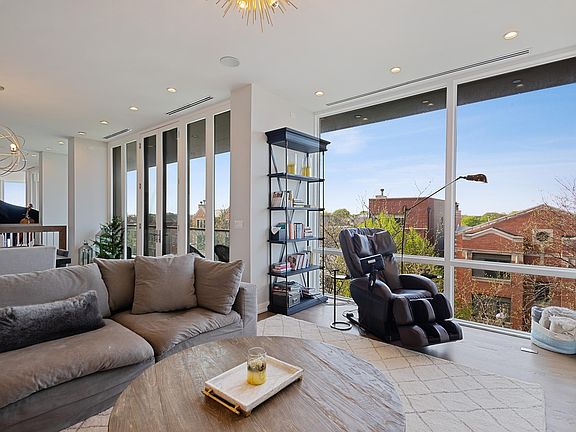 4th image of 1947 W Diversey Pkwy #Penthouse