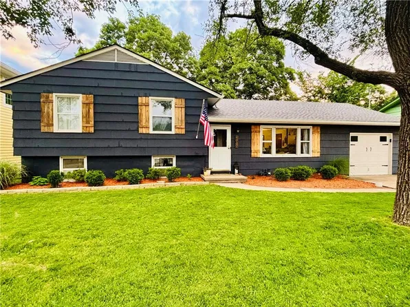 206 NW North Shore Dr, Lake Waukomis, MO 64151