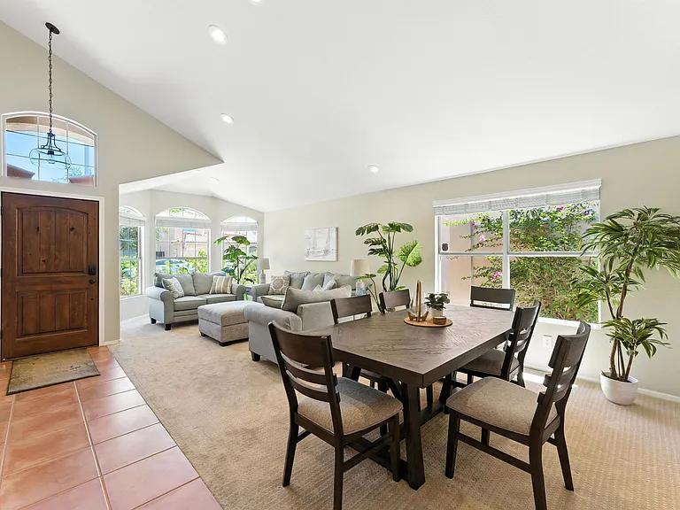 E Saddleback St — Photo 1