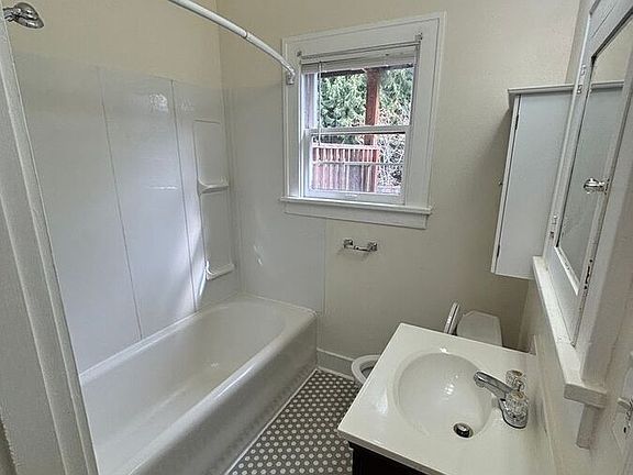 3rd image of 9414B Roosevelt Way NE