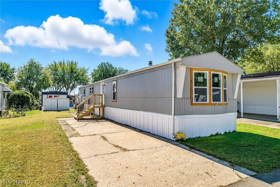 11 Redwood Dr photo 1