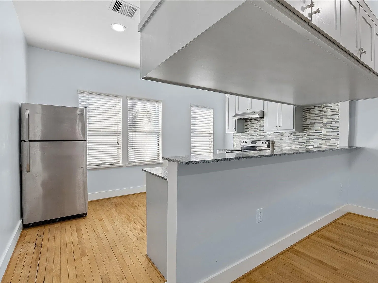 1 bed, 1.0 bath, 815 sqft, $1,150 — Photo 3