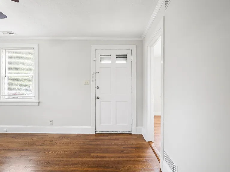 504 Pelham Dr — Photo 3