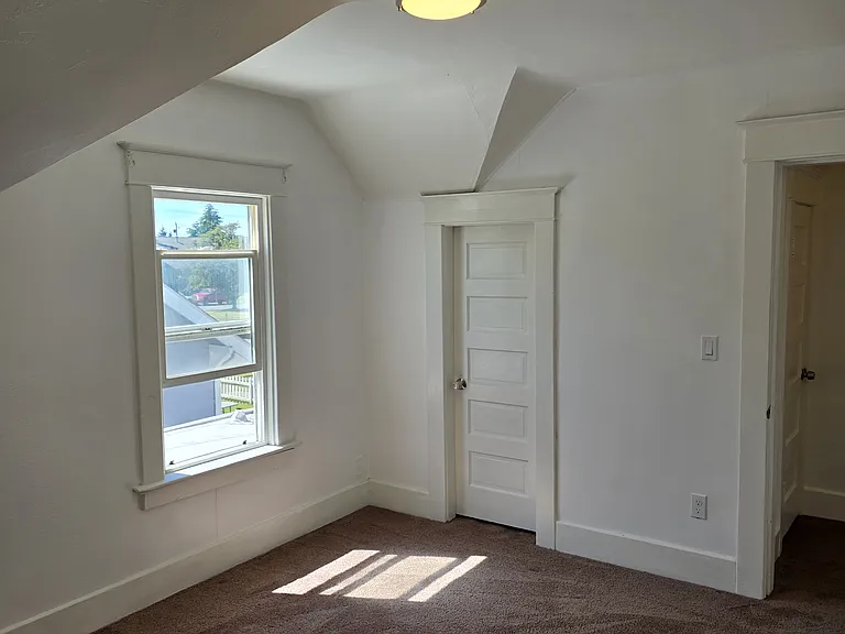 Middle bedroom