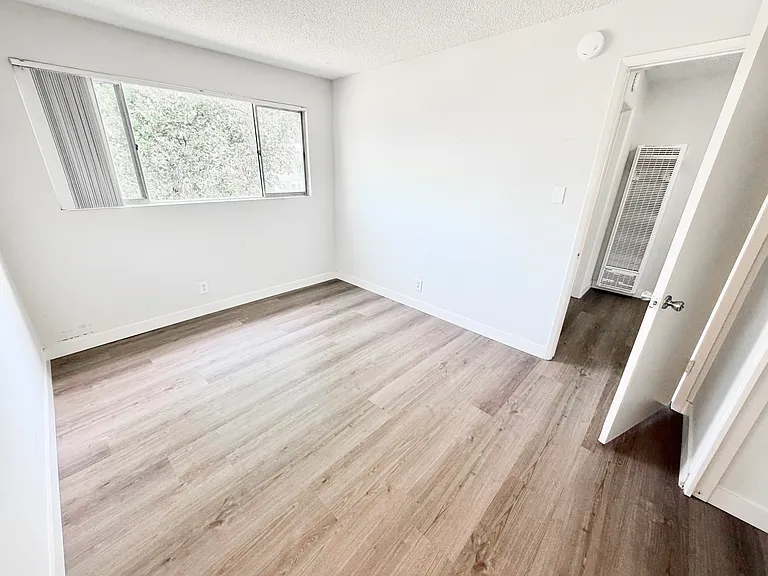 585 W Sierra Madre Blvd — Photo 33
