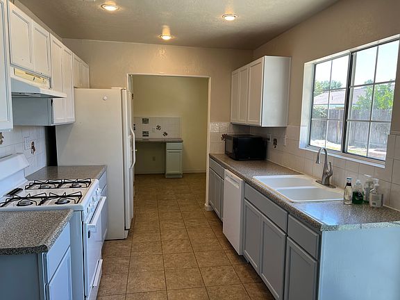 4th image of 1536 Campus Ave