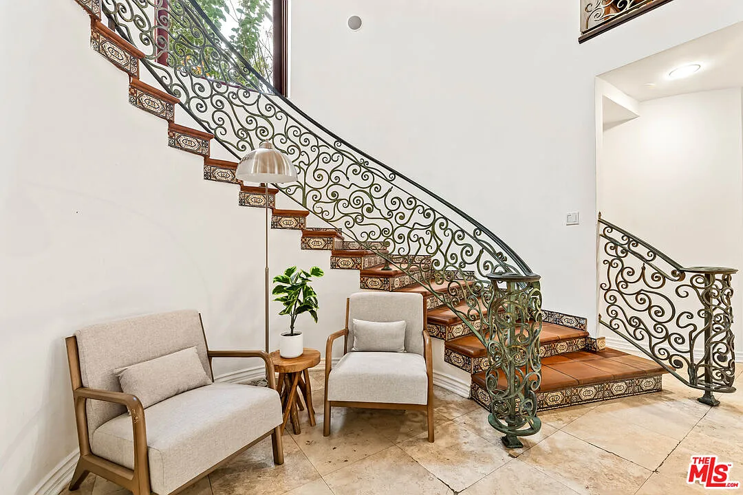4 bed, 4.0 bath, 3940 sqft, $14,900 — Photo 4