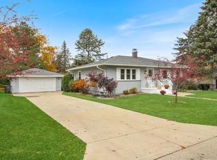 1032 Bonnie Brae Ln, Lake Geneva, WI 53147