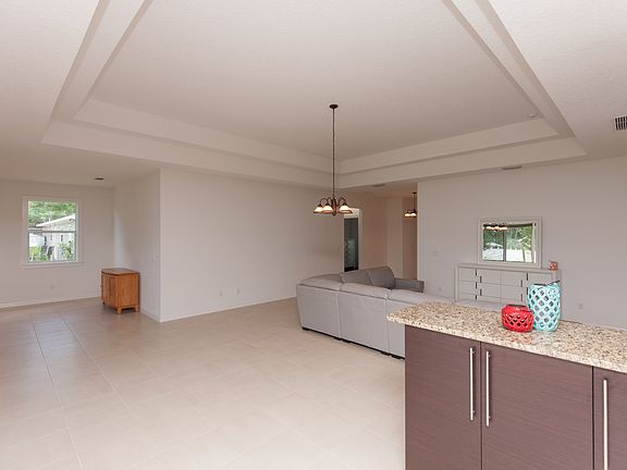 4th image of 33 Bassett Ln