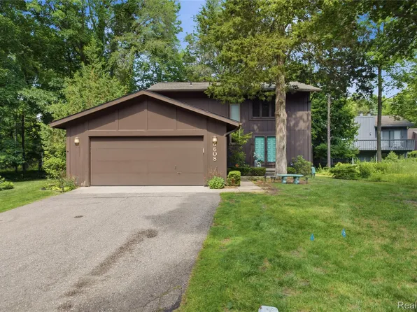 6608 Red Cedar Ln, West Bloomfield, MI 48324