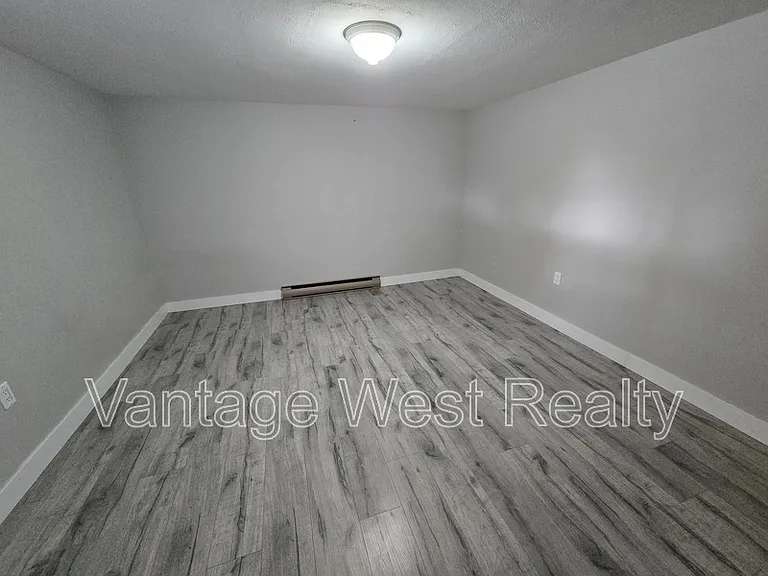 320B Rutland Rd S — Photo 9