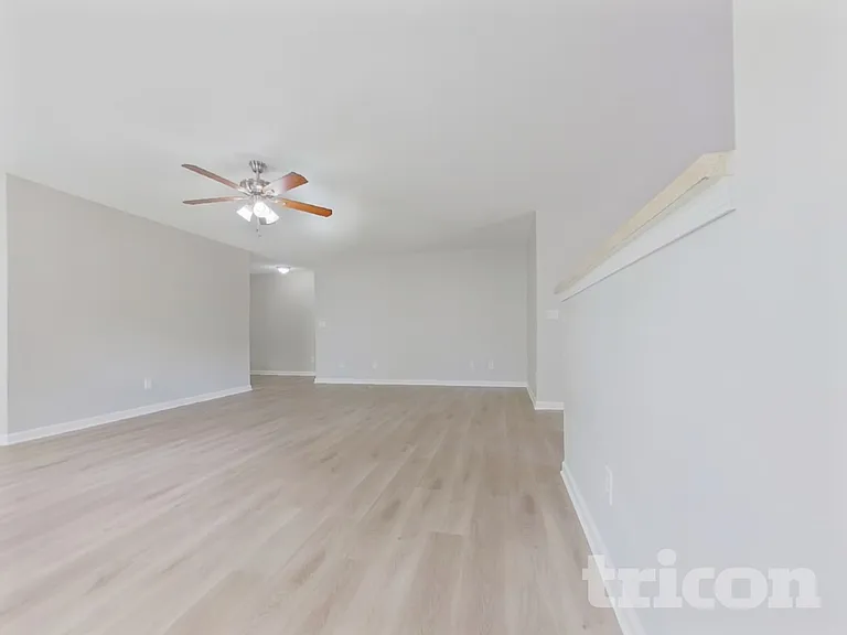 404 Castle Ridge Dr — Photo 3