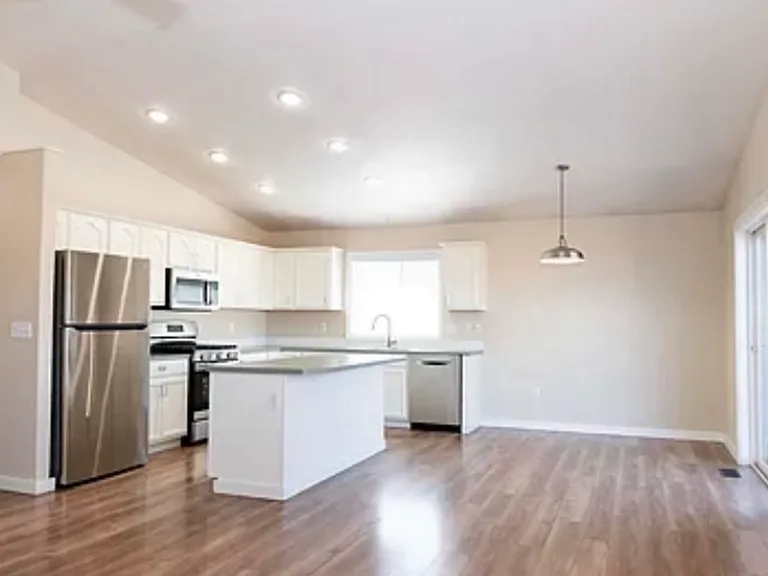 402 E Valleyview Ave — Photo 2
