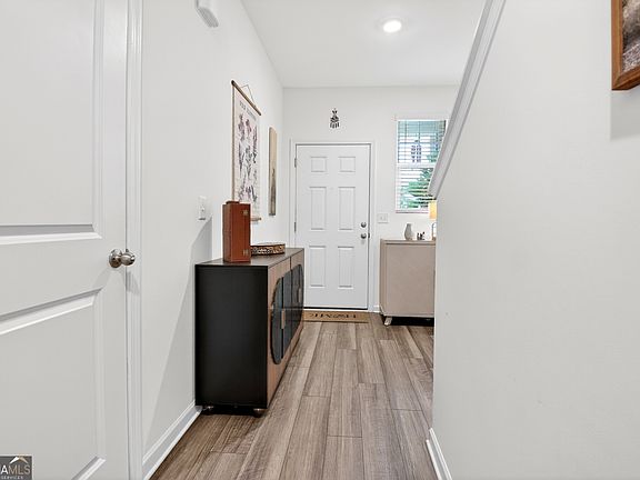 4th image of 563 Magnolia Cir