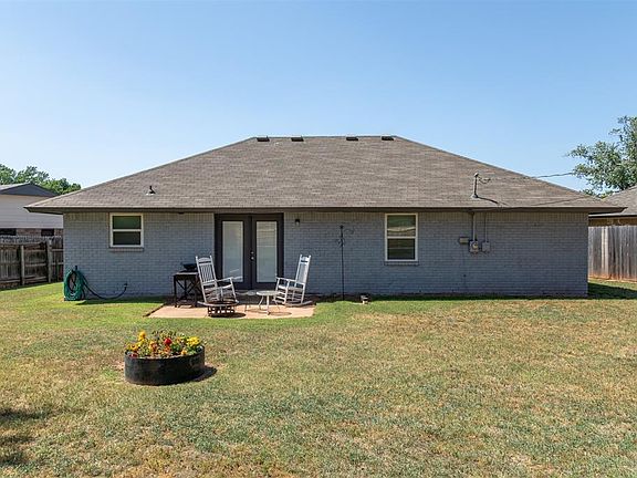 4th image of 320 E Elder Ln
