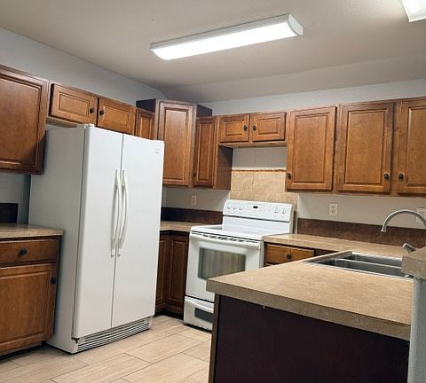 4th image of 1906 Pecan St