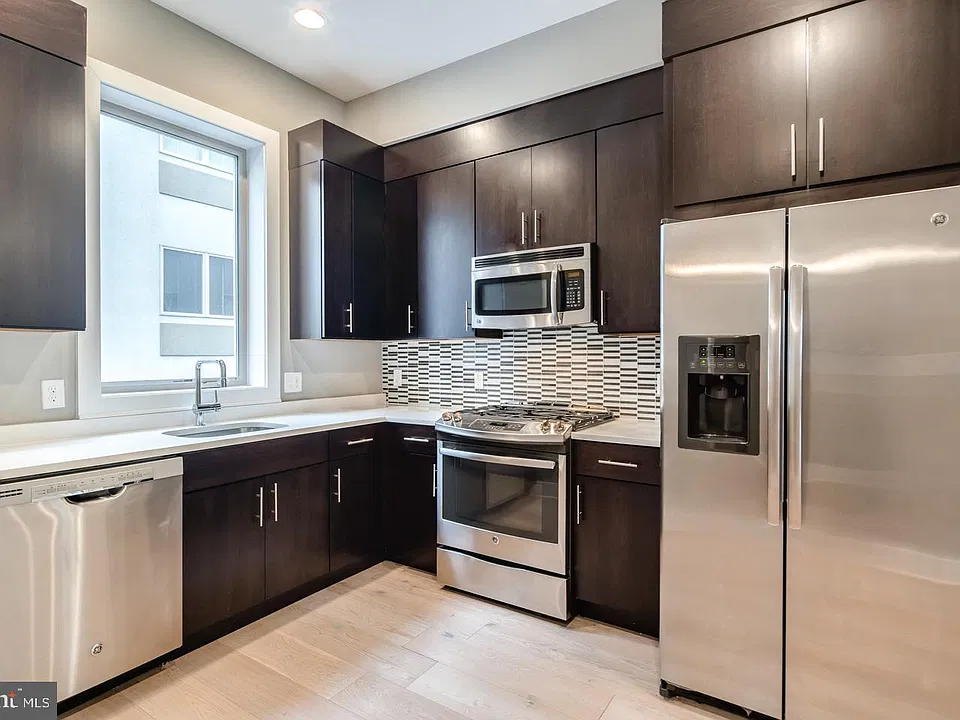 927 N Front St #6