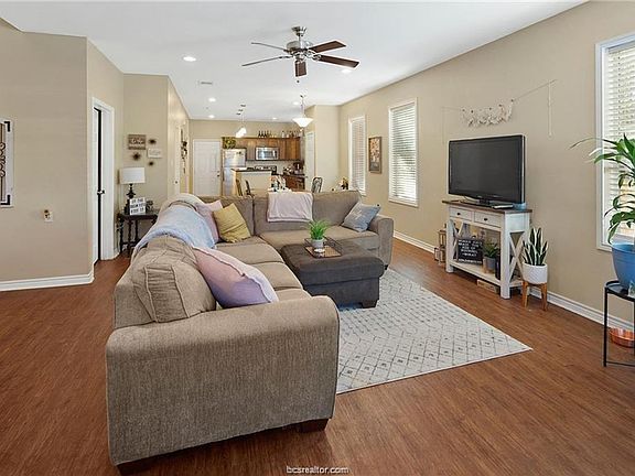 4th image of 409 Foch St
