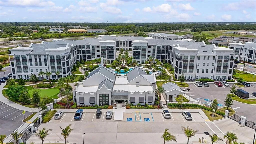 1 bed, 1.0 bath, 803 sqft, $1,565 — Photo 1