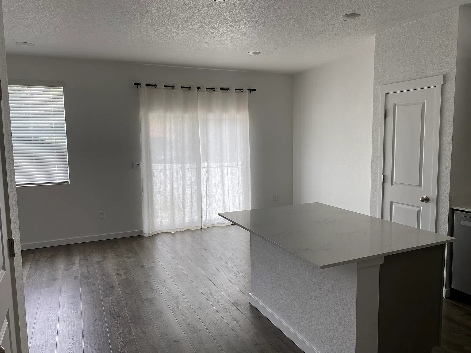 3 bed, 2.5 bath, 1490 sqft, $2,450 — Photo 3
