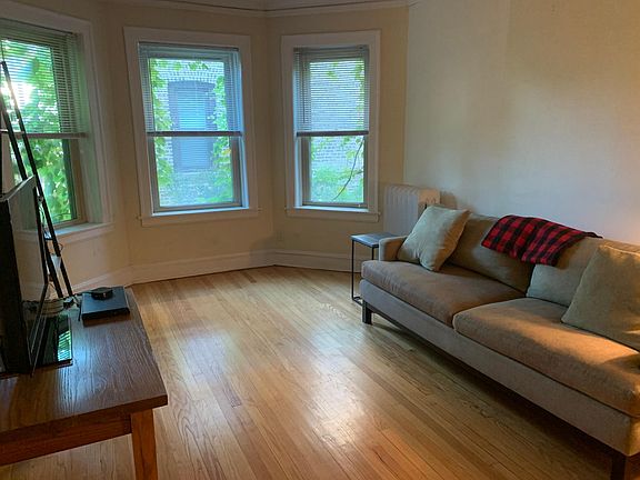 3rd image of 1748 W Winnemac Ave APT 1N
