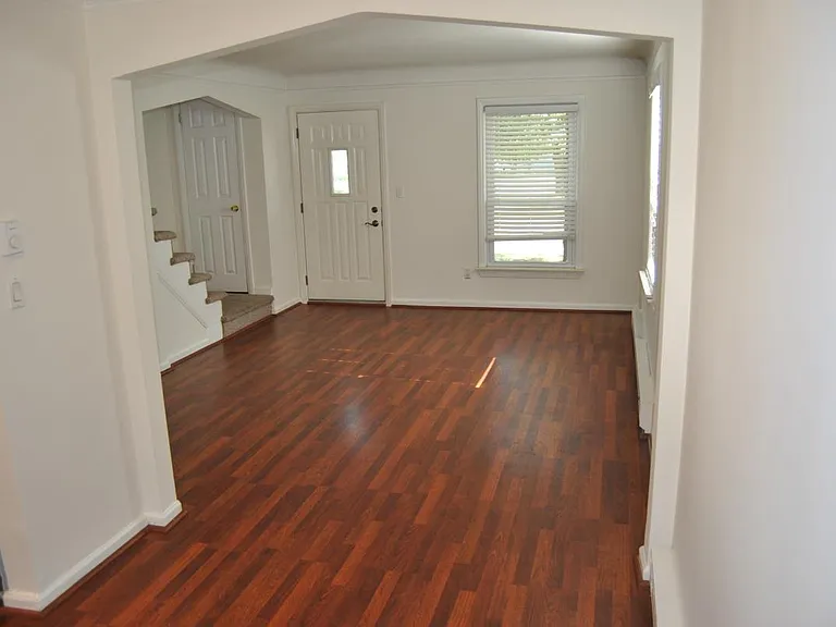 1523 E 4th St — Photo 2