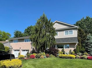 104 Hamilton Dr, Roslyn, NY 11576