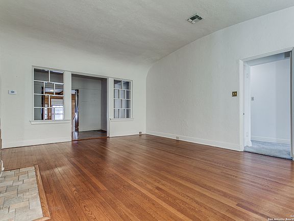 4th image of 143 CLOVERLEAF AVE