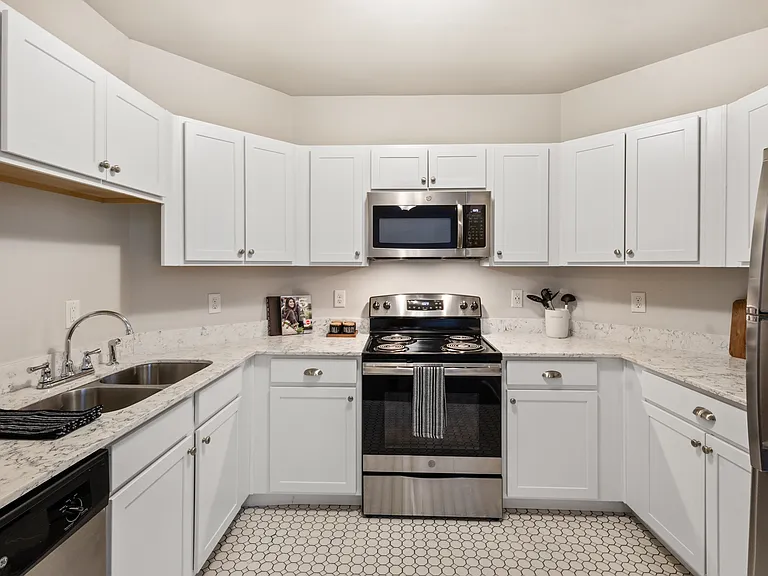 Buckingham & Balmoral Apartments — Photo 19