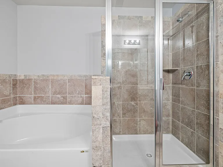 2570 Castellan Dr — Photo 30