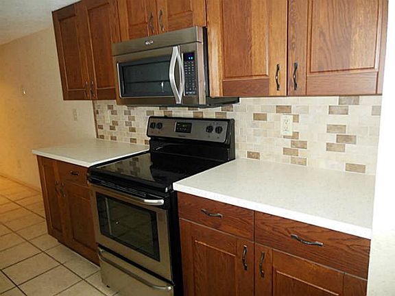 3rd image of 913 Lombardy Dr