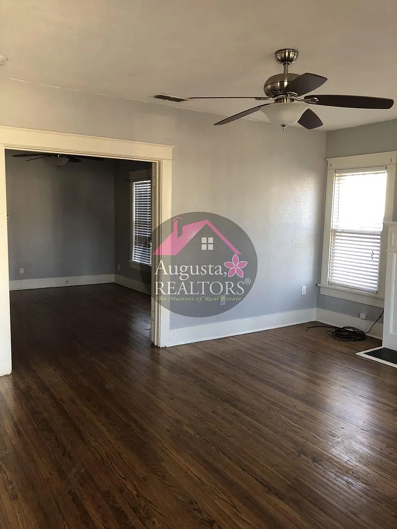 Cute Cute Cute 3 Bedroom Home!! — Photo 2