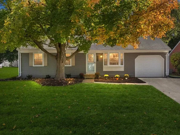 2066 Teaneck Cir, Wixom, MI 48393