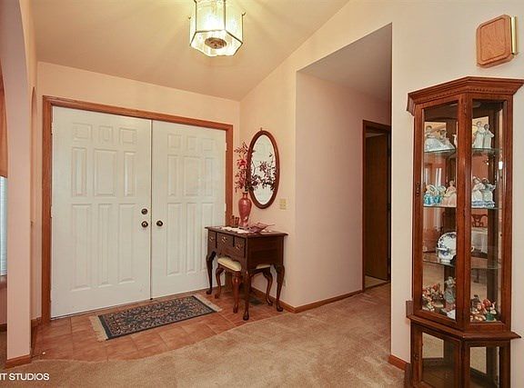 Welcoming entrance with ceramic tile!