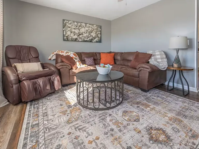 1512 Veterans Pkwy — Photo 2
