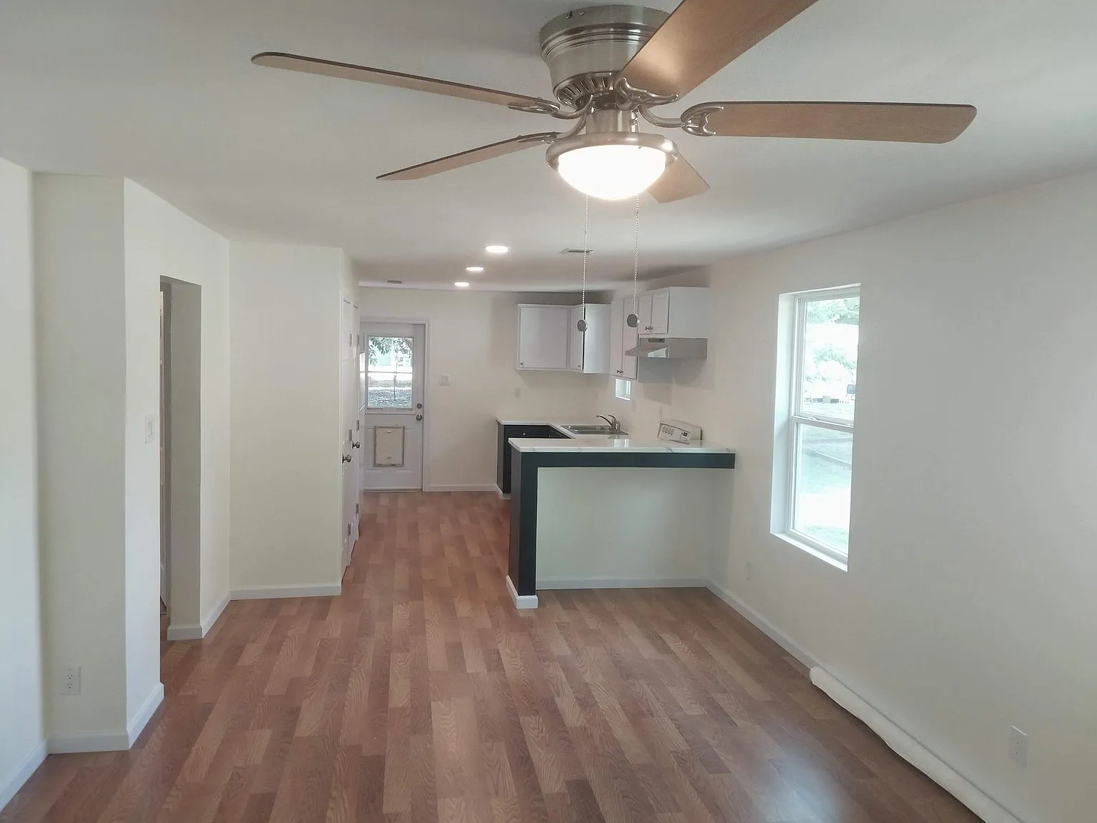 3 bed, 1002 sqft, $1,800 — Photo 2