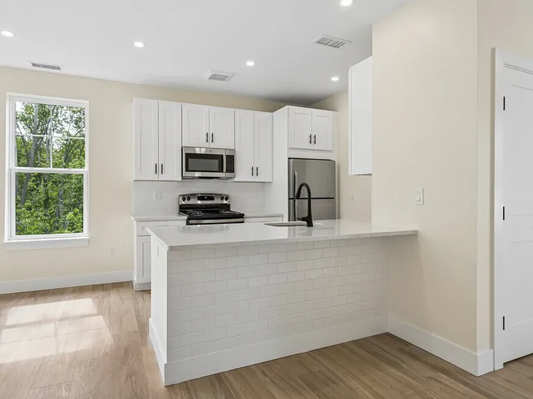1BR, 1BA - 937SF - Kitchen
